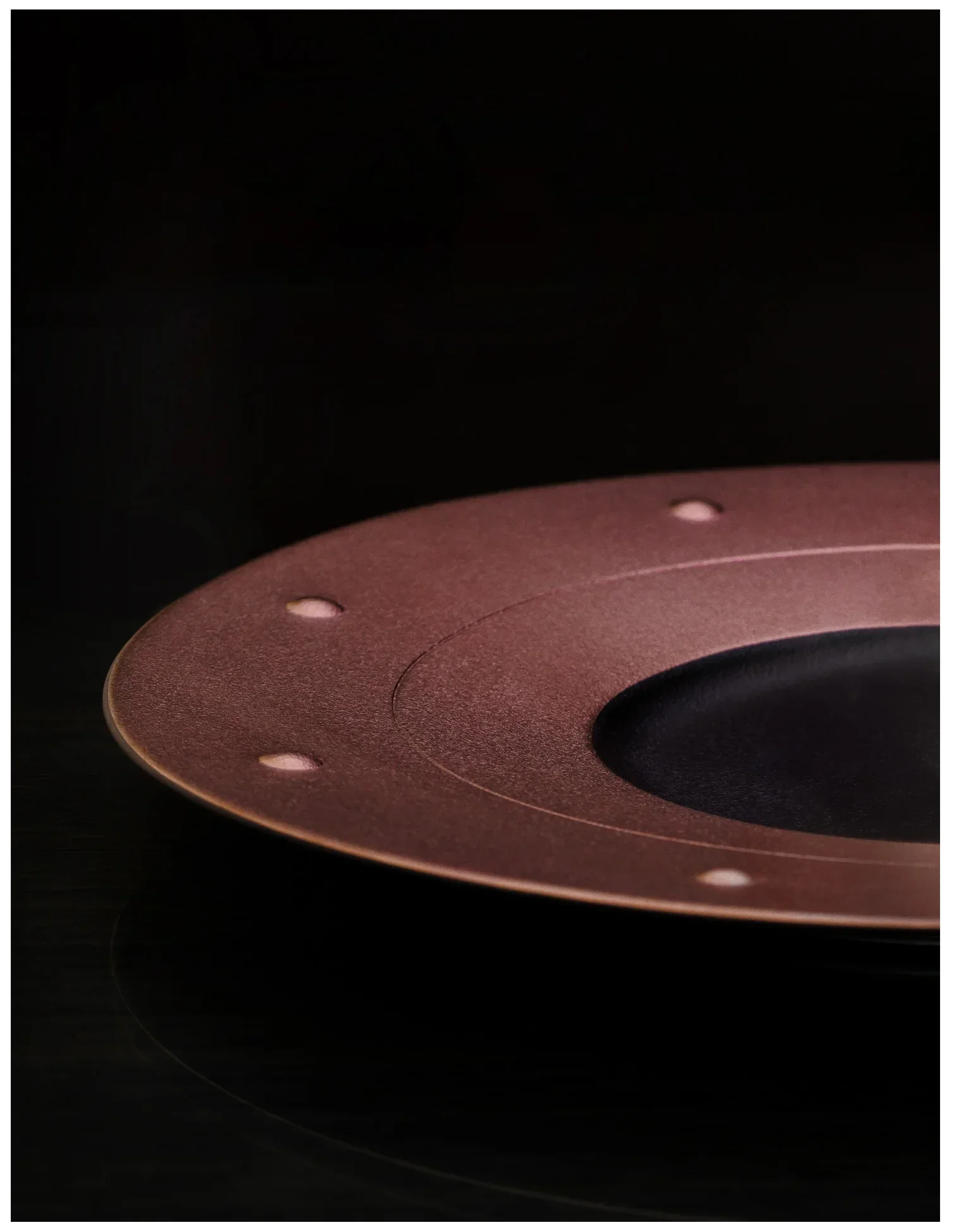 METALFUSION Talerz płaski zdobiony brązowy 31 cm / RAK PORCELAIN