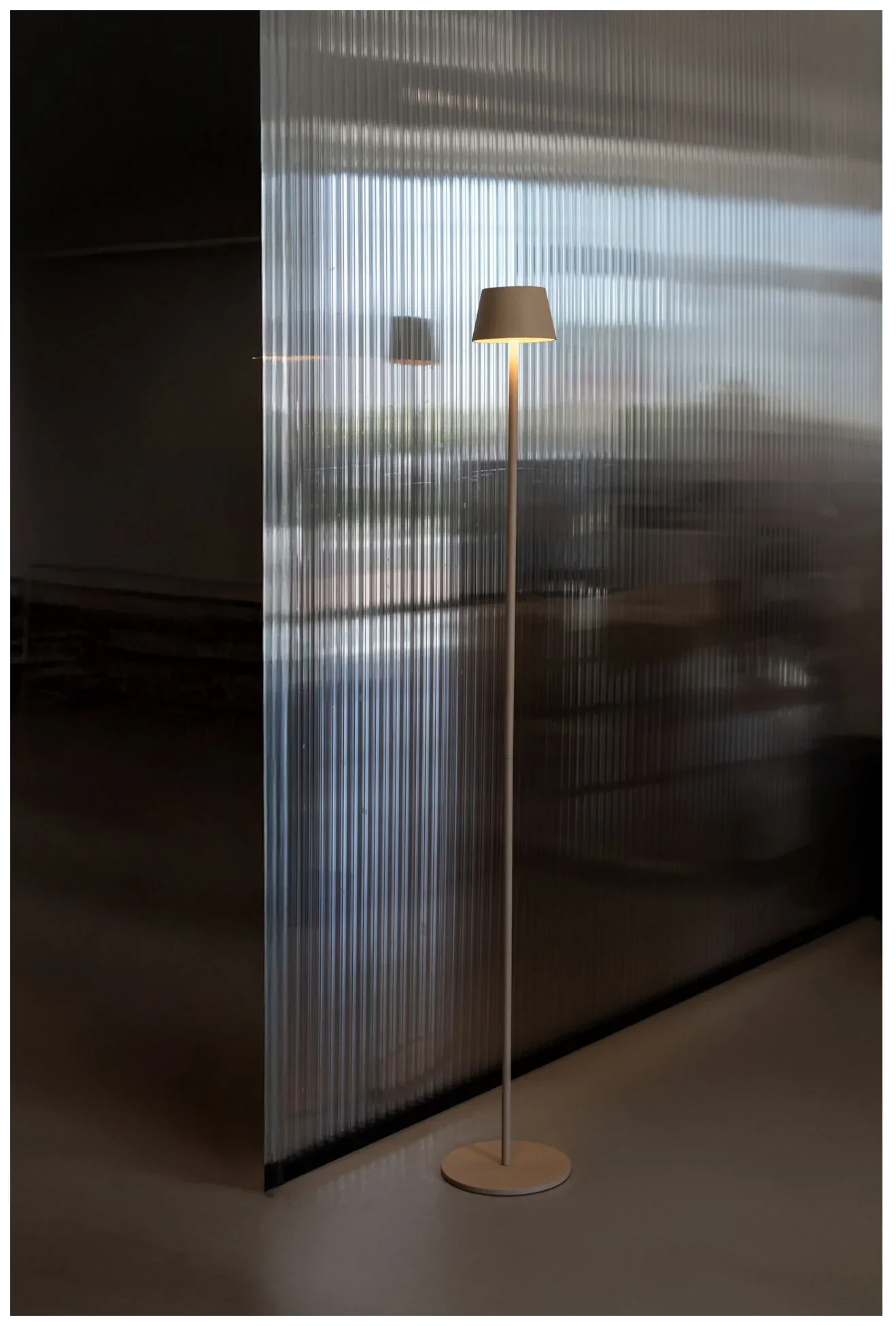 VERLO Lampa podłogowa TALI 123 cm piaskowa