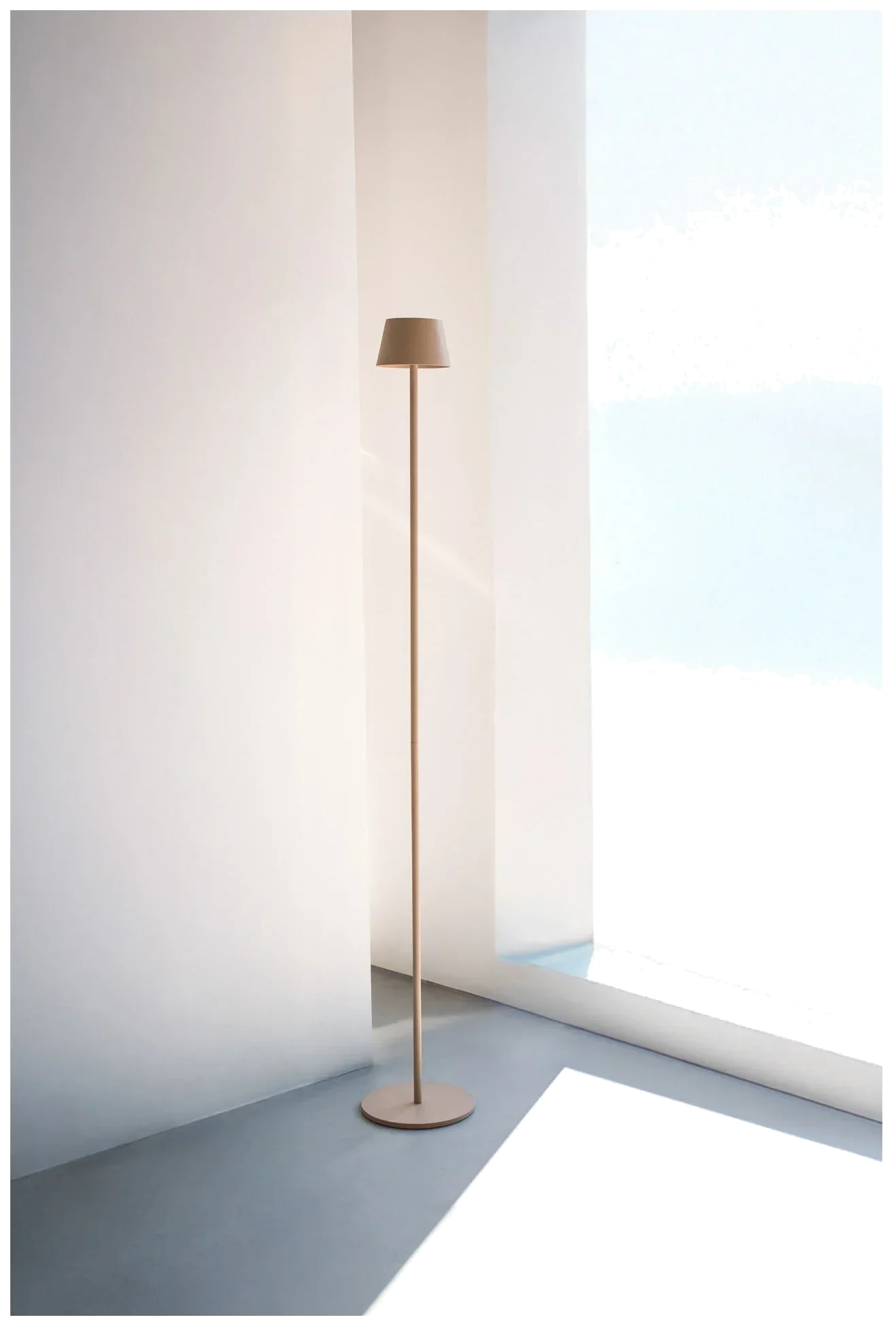 VERLO Lampa podłogowa TALI 123 cm piaskowa